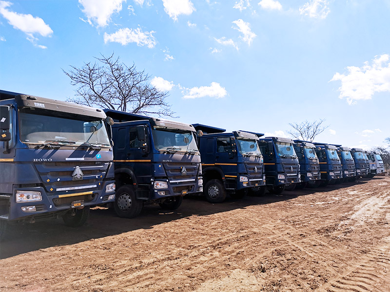 重汽交付一批新车给赞比亚客户天博，车型包括6X4自卸车、洒水车、加油车、随车吊、沥青洒布车、与牵引车等，此批车辆用于道路拓宽建设。